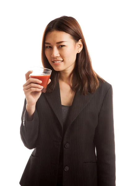 Joven mujer de negocios asiática beber jugo de tomate . — Foto de Stock