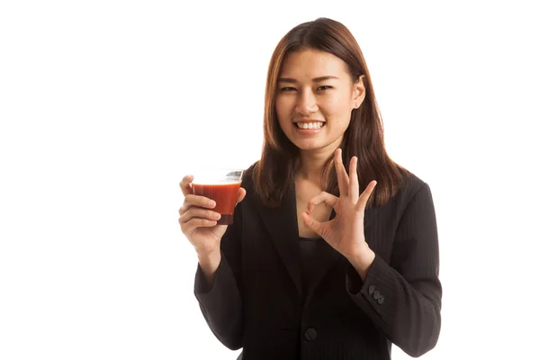 Fiatal ázsiai üzleti nő Térkép rendben van a paradicsomlé. — Stock Fotó