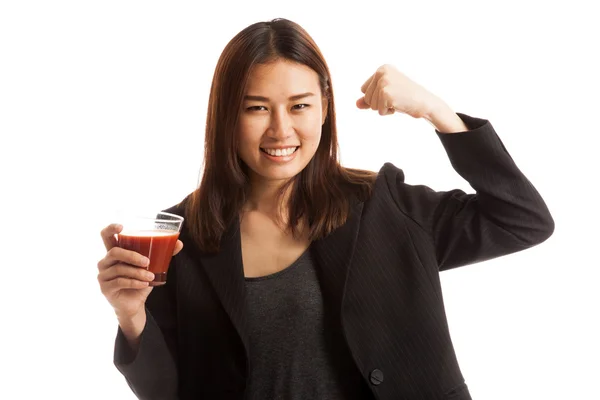 Forte donna asiatica sana con succo di pomodoro . — Foto Stock