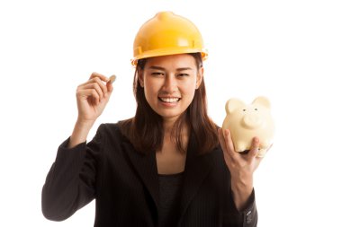 Bir madeni para ve domuz para banka Asya mühendis kadınla.