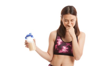 Güzel Asyalı sağlıklı kız nefret peynir altı suyu proteini.