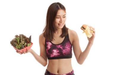 Güzel Asyalı sağlıklı kız salata ve hamburger ile.