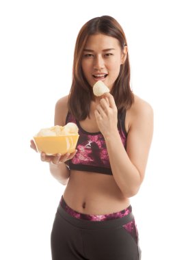 Güzel Asyalı sağlıklı kız yemek patates cipsi.