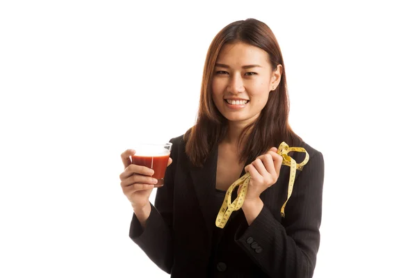 アジアの女性のトマト ジュースと測定テープ. — ストック写真