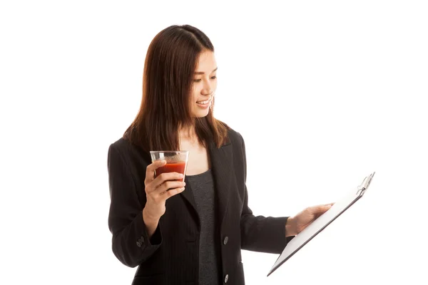 Asiatische Geschäftsfrau mit Klemmbrett und Tomatensaft. — Stockfoto