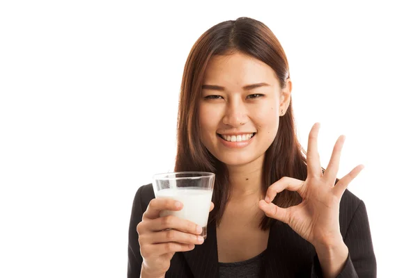 Gesunde asiatische Frau trinken ein Glas Milch zeigen ok Zeichen. — Stockfoto