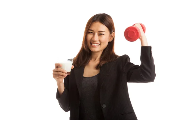 Gezonde Aziatische vrouw drinken van een glas melk en halter. — Stockfoto