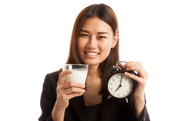 Saludable mujer asiática bebiendo vaso de leche celebrar reloj . — Foto de Stock
