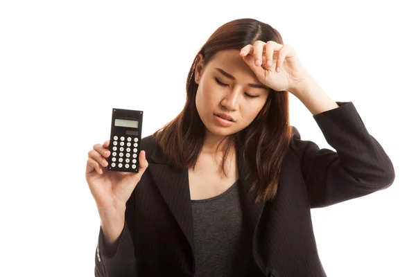 Azjatycki biznes kobieta mam ból głowy z kalkulatora. — Zdjęcie stockowe
