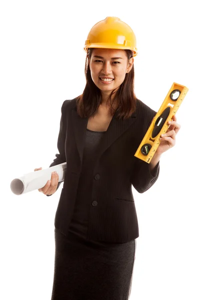 Asijské inženýr žena s plány a úroveň. — Stock fotografie