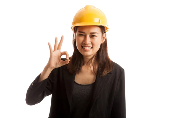 Asiático ingeniero mujer espectáculo OK signo . — Foto de Stock