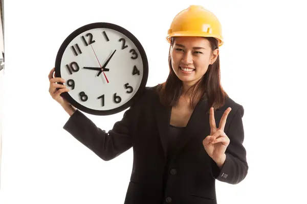 Asiática ingeniero mujer espectáculo victoria signo con un reloj . — Foto de Stock