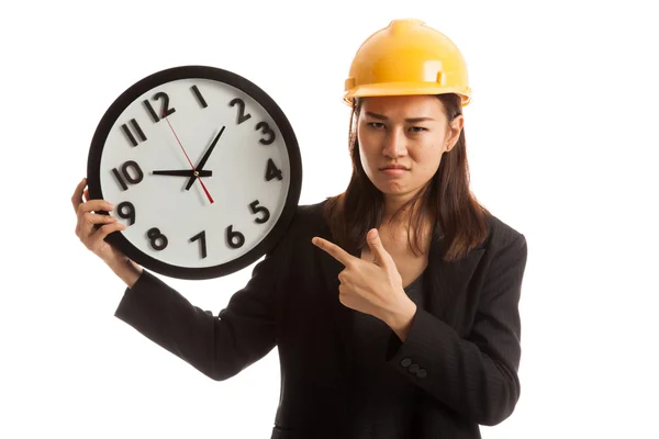 Asiatische Ingenieurin in schlechter Laune mit einer Uhr. — Stockfoto