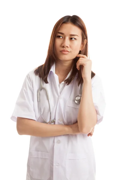 Портрет азиатской молодой женщины-врача, думающей: . — стоковое фото
