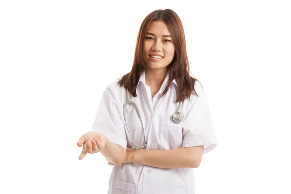 Asiatique jeune femme médecin sourire montrer sa main . — Photo