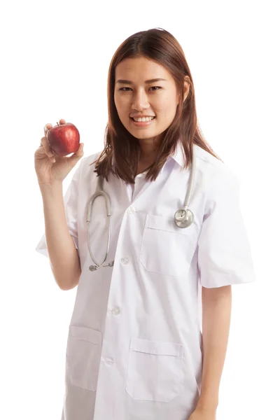 Giovane asiatico femmina medico sorriso spettacolo un apple . — Foto Stock