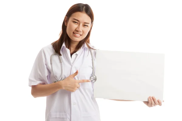 Joven mujer asiática médico punto a un signo en blanco . —  Fotos de Stock