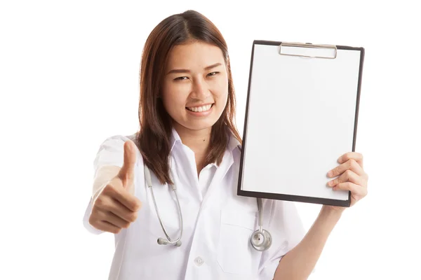 Joven asiática médico pulgares arriba con un portapapeles en blanco . —  Fotos de Stock