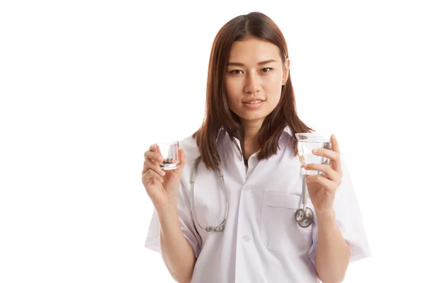 Junge asiatische Ärztin mit Wasser und Medizin. — Stockfoto