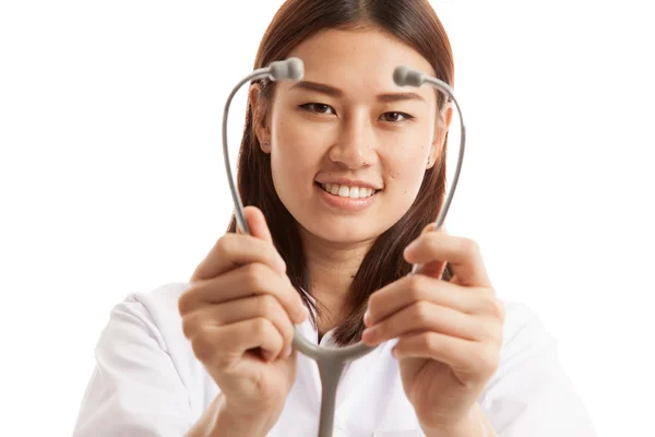Junge asiatische Ärztin zeigt Stethoskop-Fokus bei Stethoskop. — Stockfoto