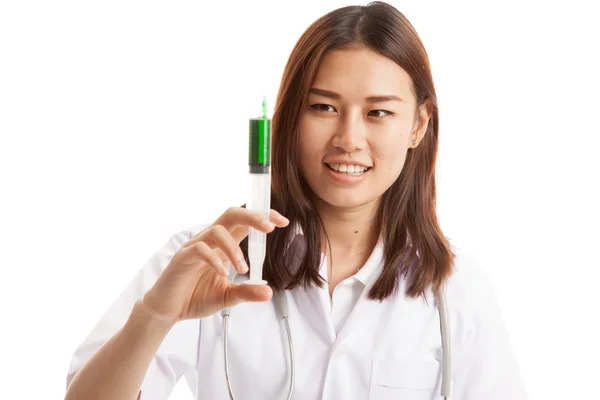 Junge asiatische Ärztin Lächeln halten Spritze. — Stockfoto