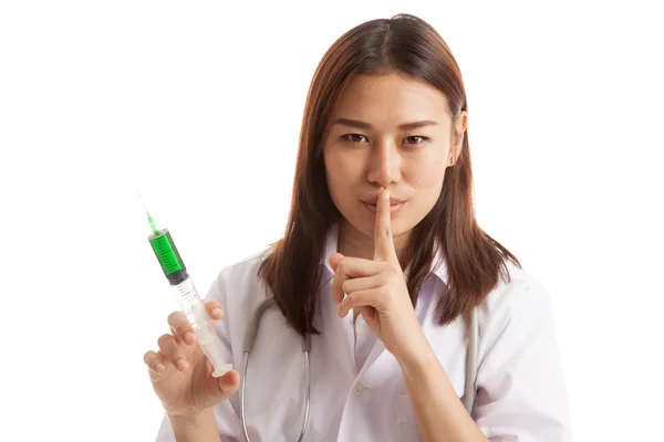 Joven asiático mujer médico con jeringa mostrar tranquilo signo . —  Fotos de Stock
