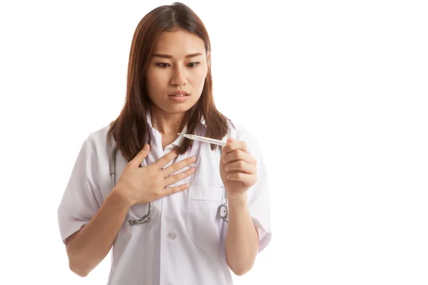 Genç Asyalı kadın doktor endişe termometre ile. — Stok fotoğraf