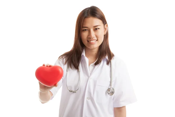 Μικρά Ασίας γυναίκα γιατρό με κόκκινη καρδιά. — Φωτογραφία Αρχείου