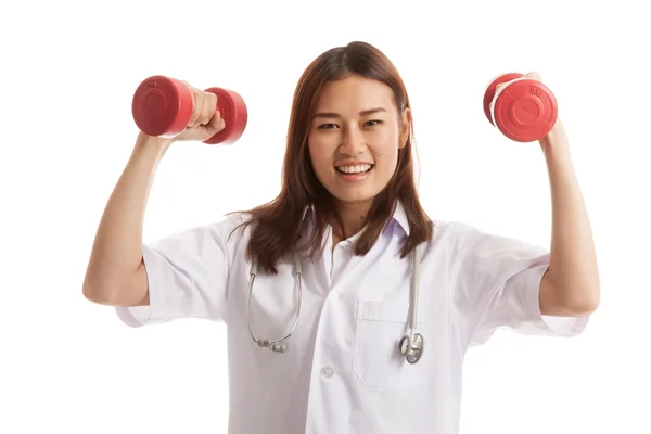 Genç Asyalı kadın doktor her iki elinde dumbbell ile. — Stok fotoğraf