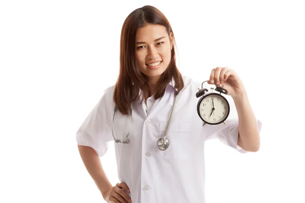 Jovem asiática médico feliz mostrar um relógio . — Fotografia de Stock