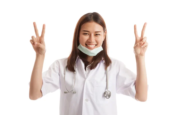 Młodych azjatyckich kobiet lekarza Pokaż znak zwycięstwa z obiema rękami. — Zdjęcie stockowe