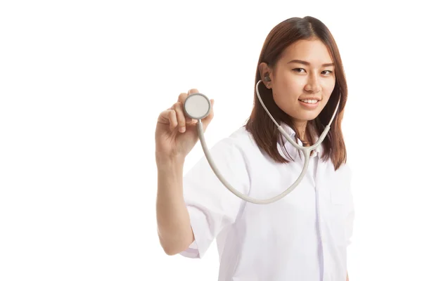 Jeune asiatique femme médecin avec stéthoscope . — Photo