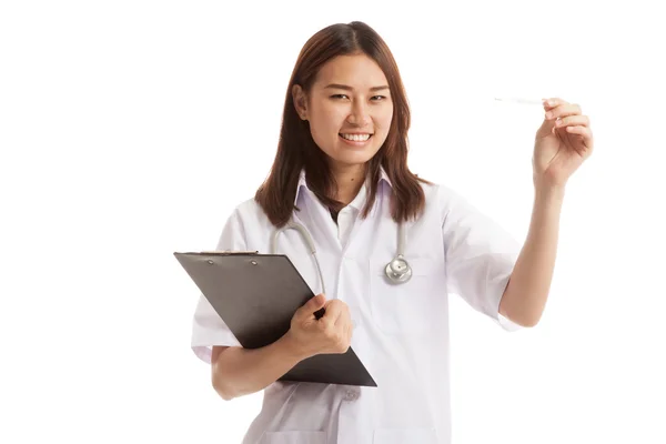 Jeune asiatique femme médecin avec thermomètre et presse-papiers . — Photo