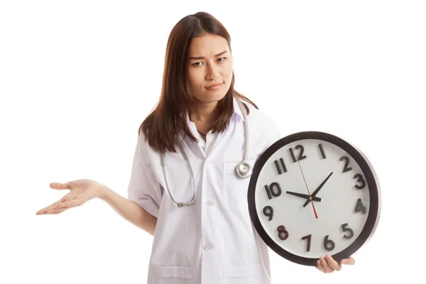 Boos jonge Aziatische vrouwelijke arts met een klok. — Stockfoto