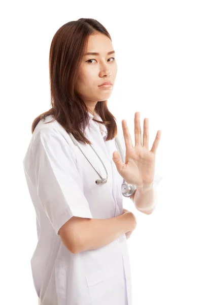 Asiática joven médico decir hablar a mi mano . —  Fotos de Stock