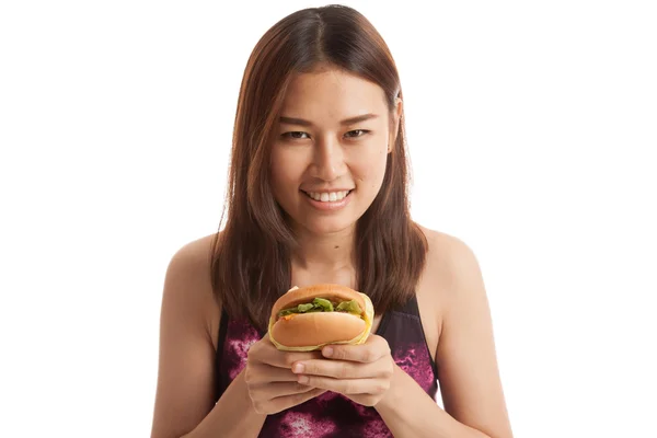 Mooie Aziatische gezond meisje geniet van eten hamburger. — Stockfoto