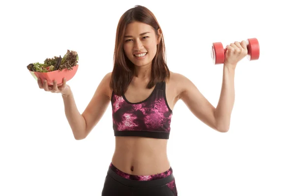 Mooie Aziatische gezond meisje met halter en salade. — Stockfoto