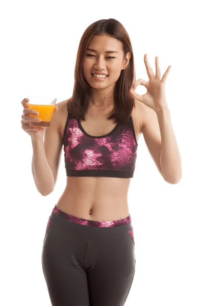 Schön asiatische gesunde Mädchen trinken Orangensaft zeigen ok Zeichen — Stockfoto