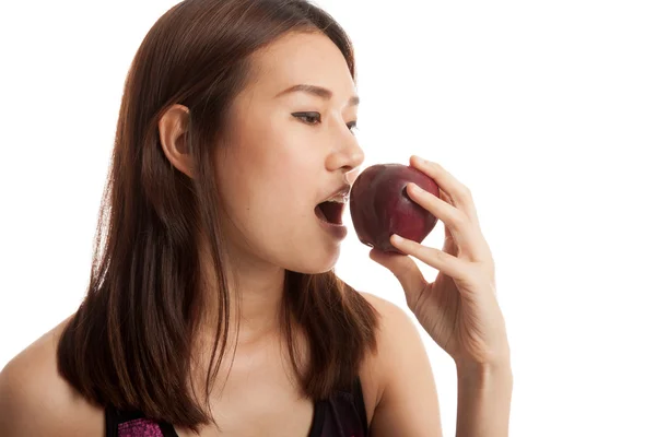 Belle asiatique en bonne santé fille avec pomme rouge . — Photo
