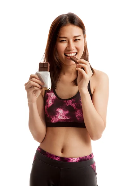 Belle fille asiatique saine manger du chocolat . — Photo