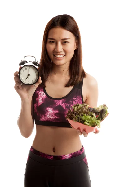 亚洲健康美女时钟和沙拉. — 图库照片