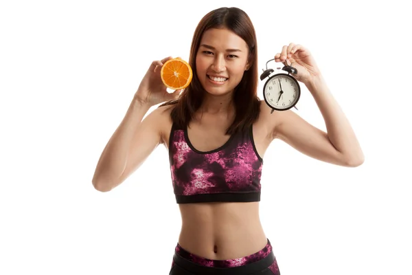 Krásná Asiatka zdravé s pomerančem a hodiny. — Stock fotografie