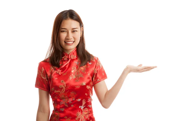 Asiatisk tjej i kinesiska cheongsam klänning nuvarande tomt utrymme med h — Stockfoto