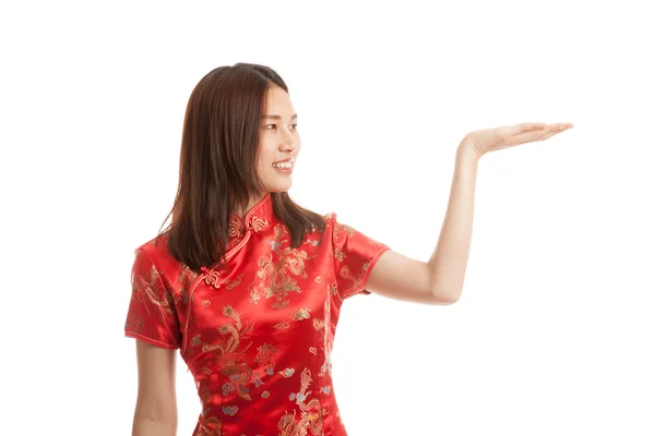 Asijská dívka v čínských cheongsam šaty s prázdné místo na její h — Stock fotografie