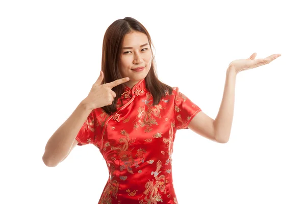 Asiatisk tjej i kinesiska cheongsam klänning punkt till tomt utrymme på h — Stockfoto