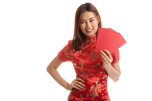 Azjatyckie dziewczyny w chiński cheongsam sukienka z czerwoną kopertę. — Zdjęcie stockowe