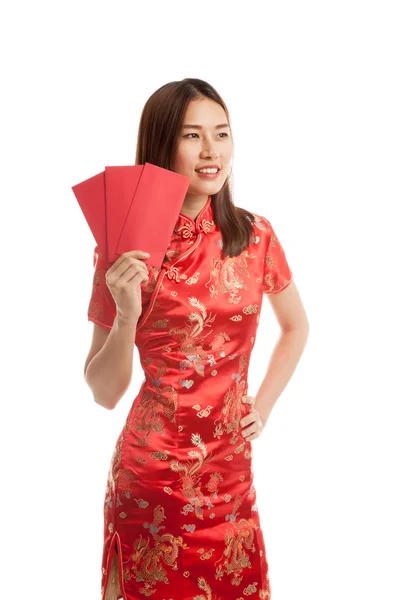 Азиатка в китайском платье из чонгсама с красным конвертом . — стоковое фото