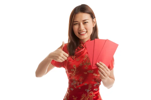 Asian girl in chinese cheongsam dress thumbs up with red envelop — Stock Photo, Image