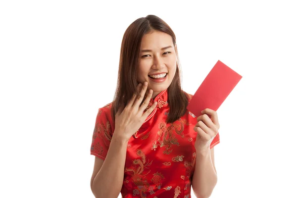 Aziatische meisje in chinese cheongsam jurk met Hongbao. — Stockfoto