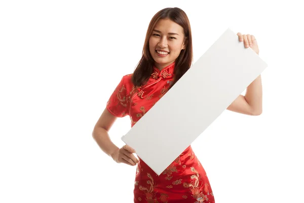 Asiatisk tjej i kinesiska cheongsam klänning med röda tomt tecken. — Stockfoto